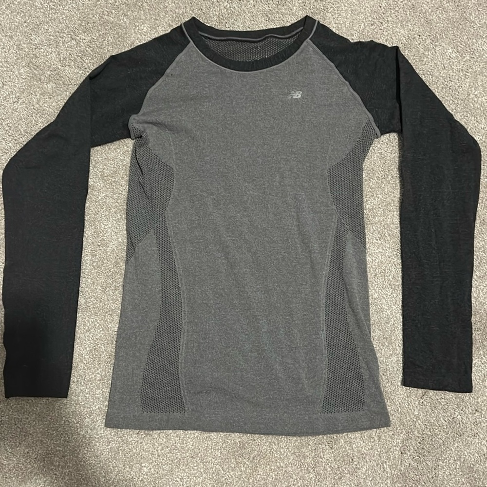 Fitted NB grey athletic shirt with thumb holes, size S/M